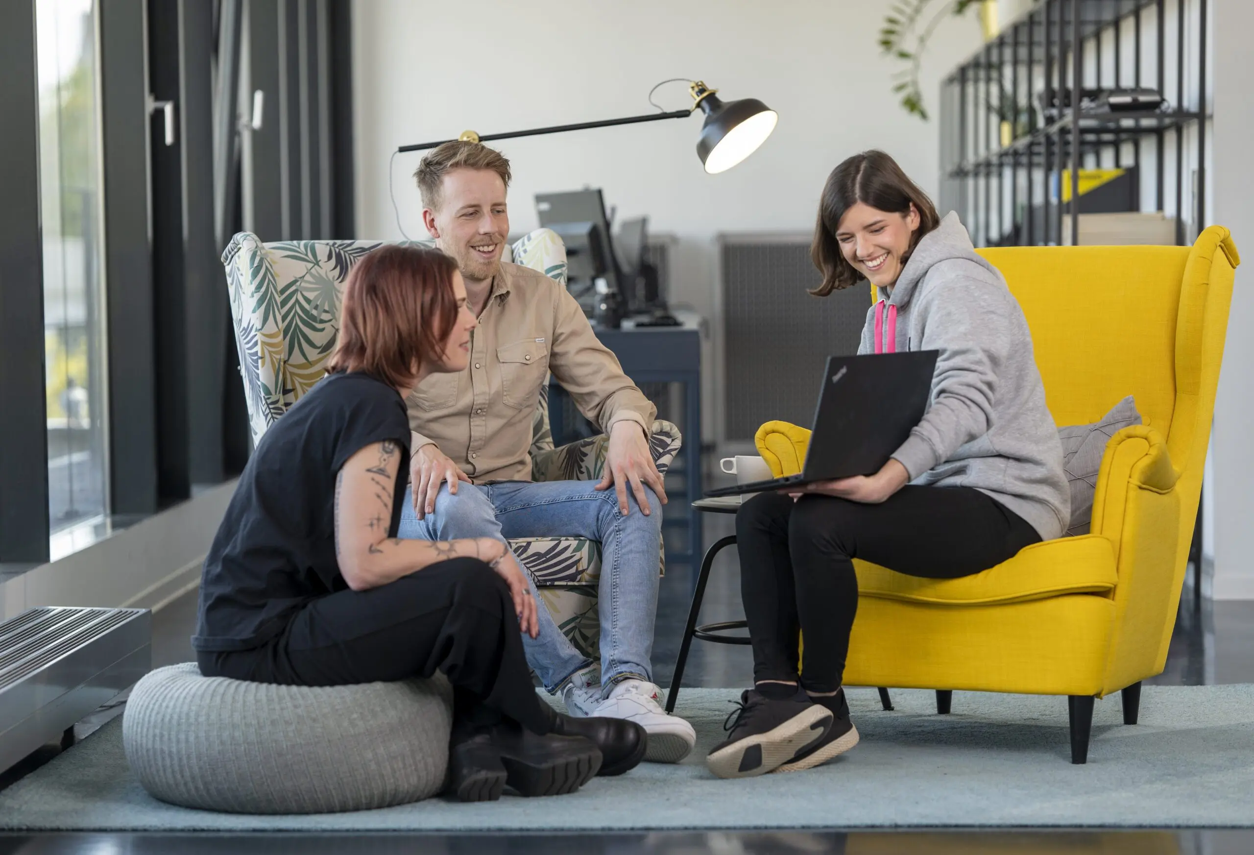 Team meeting teamlead shows something on screen