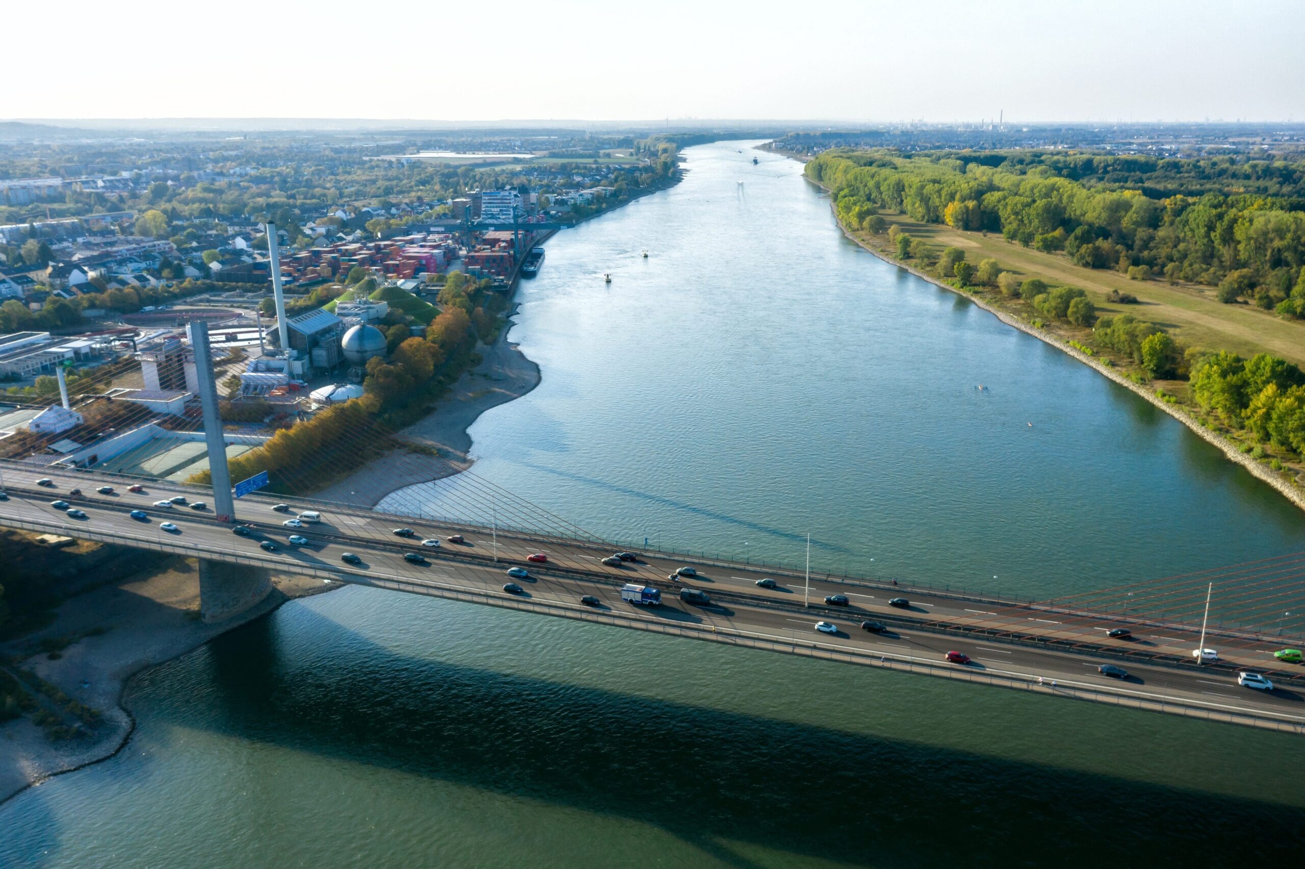 The way to our Bonn campus could hardly be more beautiful: Let yourself be enchanted by the pink sea of cherry blossoms and listen to Beethoven's sounds while strolling through the old government quarter or along the medieval Sterntor (Star Gate).