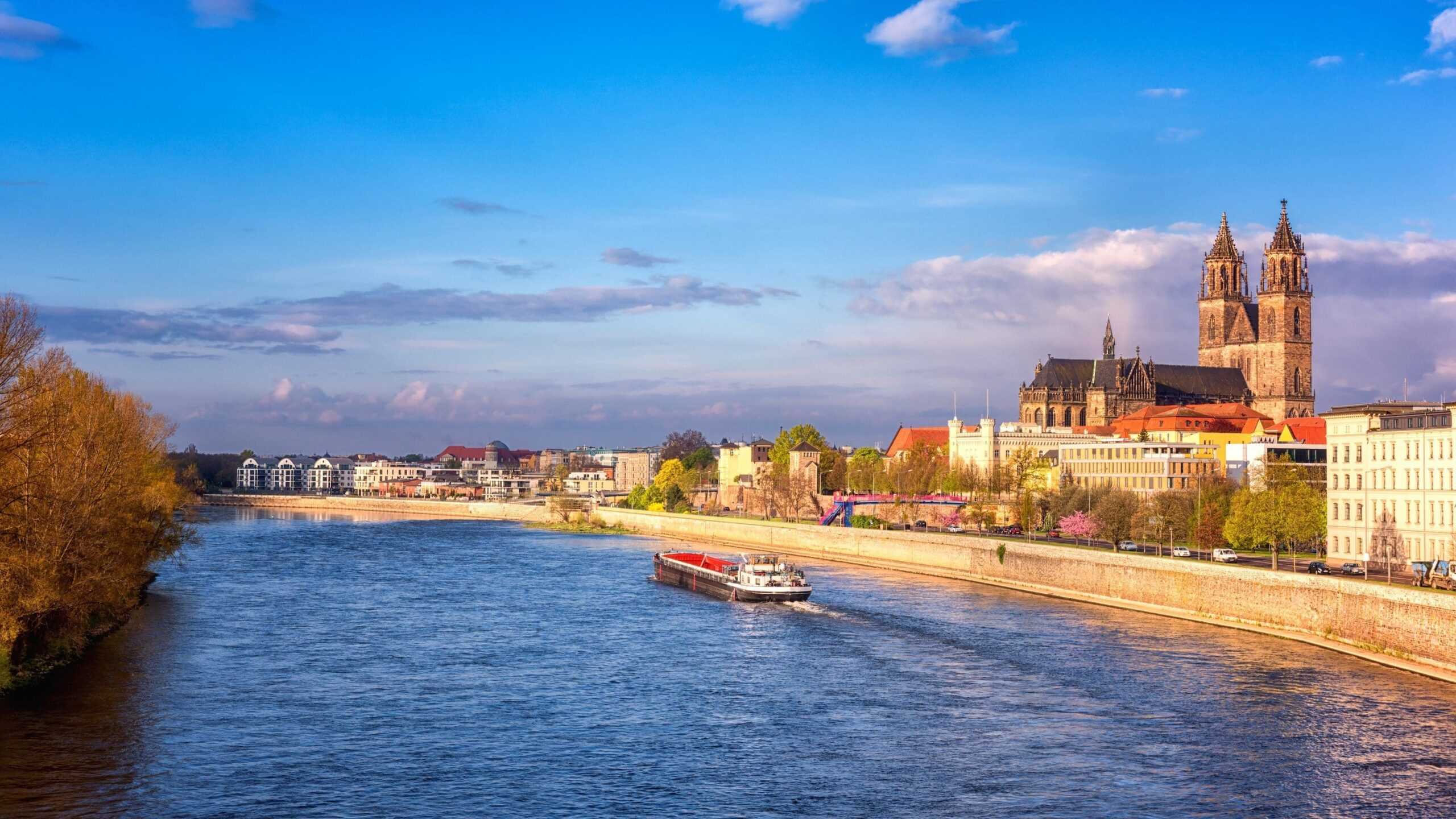 The location of Magdeburg on the Elbe: Whether it's a detour to one of the many pubs, exploring around the cathedral or a somewhat different excursion to Hundertwasser's green citadel - this and much more make the city a worthwhile place to study and work.