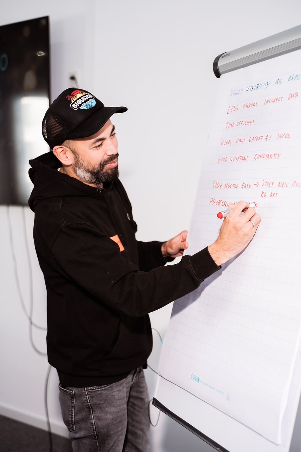 A colleague describes a flipchart in the lecture hall.