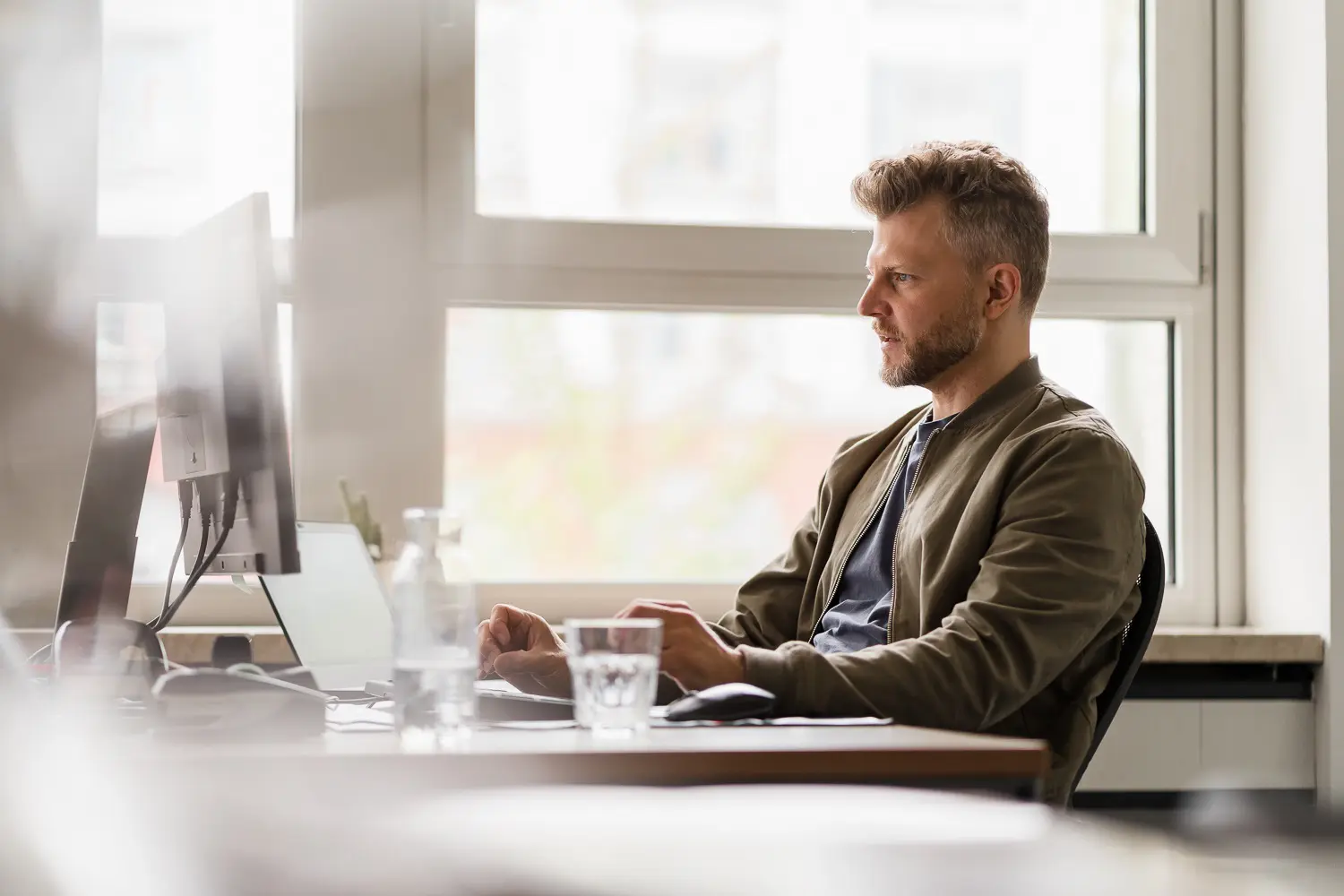 Kollege der IU am Laptop