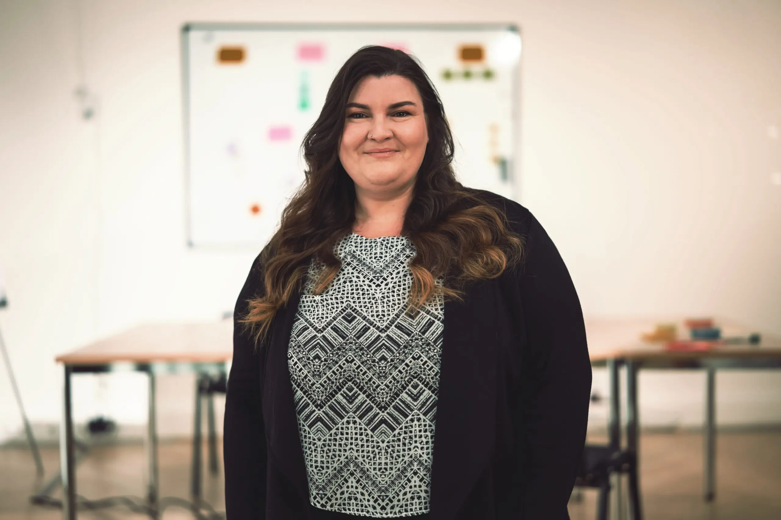 Frau steht im Campus Bad Reichenhall