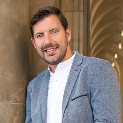 Dozent Martin grinst