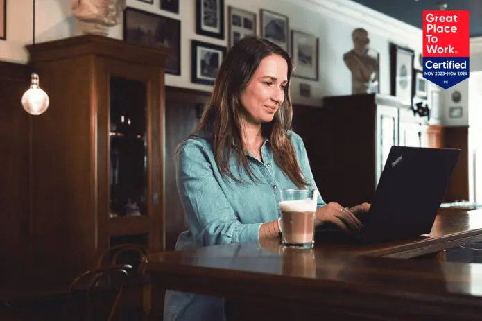 Kollegin arbeitet im Café