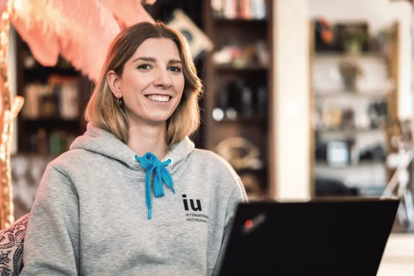 Kollegin Josie arbeitet aus dem Home Office und trägt IU-Hoodie