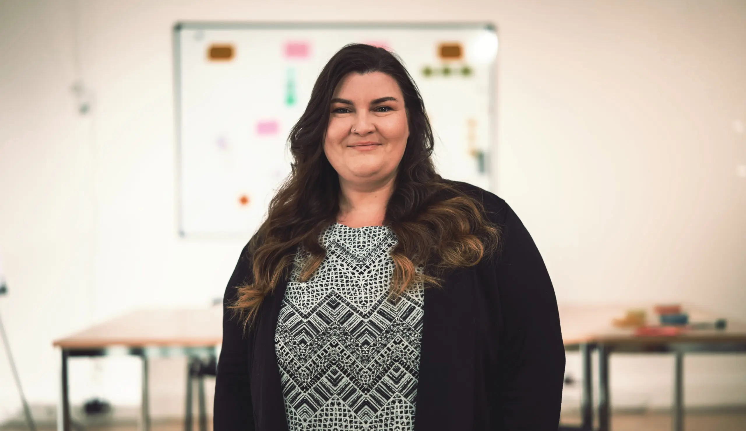 Dozentin steht vor Whiteboard