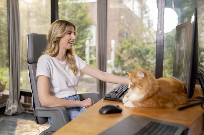 Kollegin arbeitet im Home Office