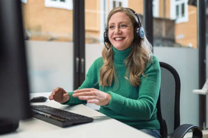 Kollegin aus dem Salesbereich im Call