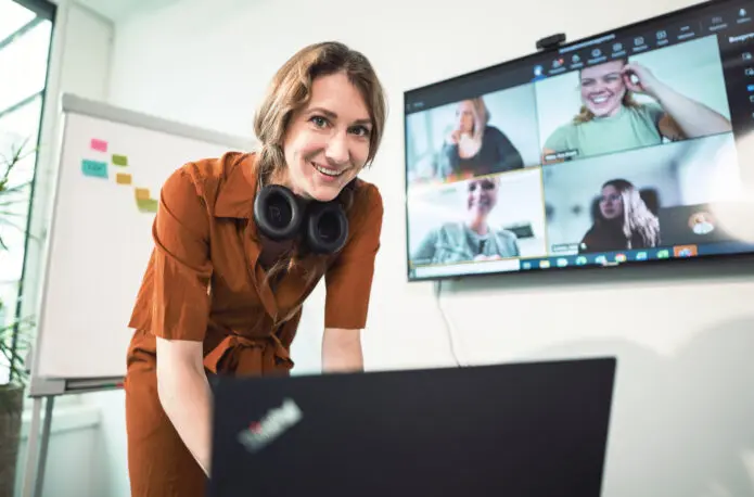 Professorin Lena hält eine virtuelle Vorlesung vor vier Studentinnen