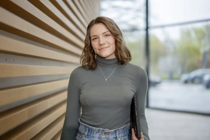 Trainee Bachelor in München mit Laptop