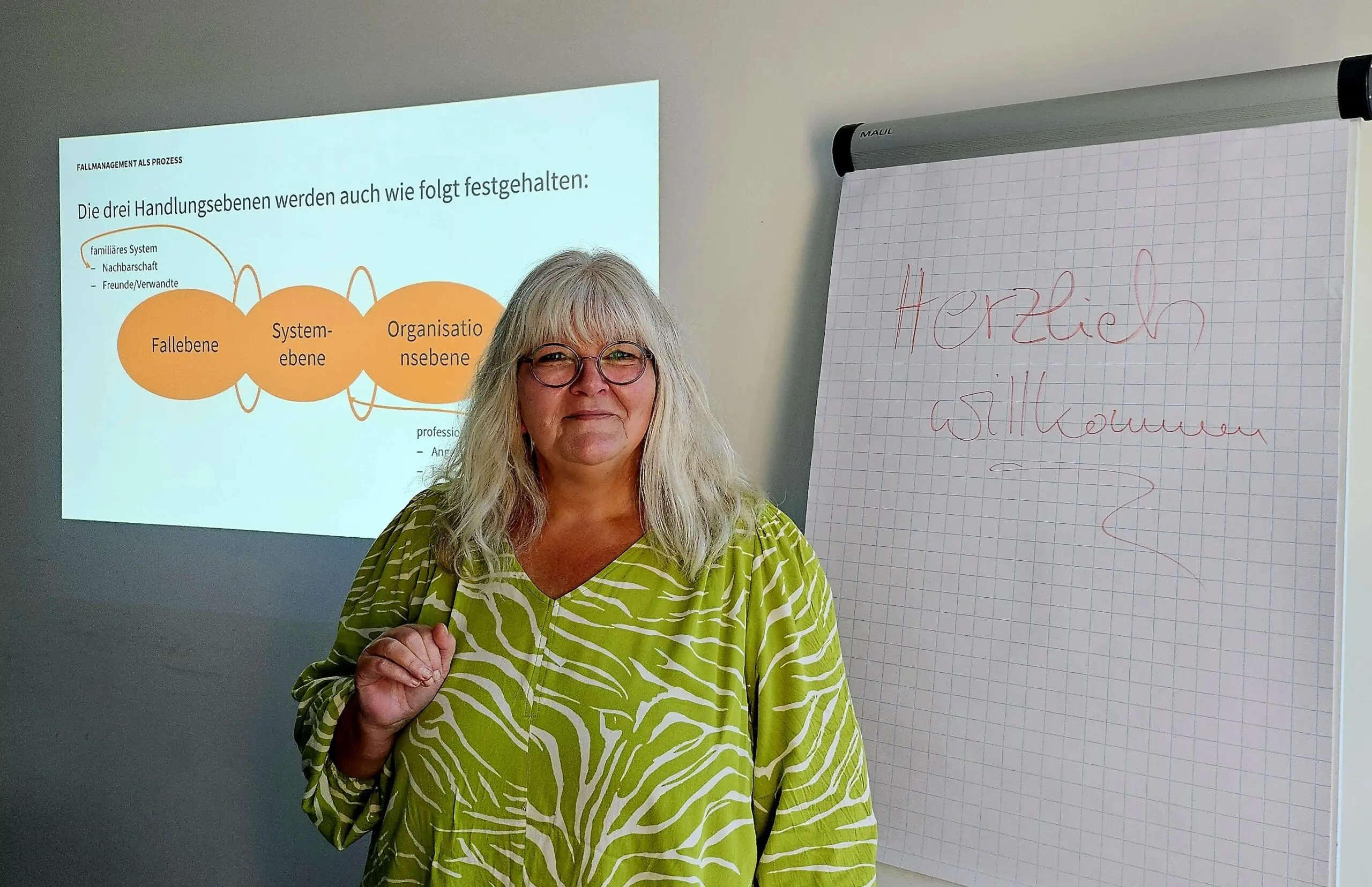 Elisabeth Pieta hält eine Vorlesung
