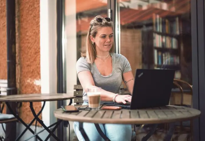 Autorin Eva arbeitet im Café