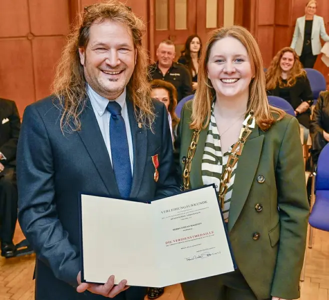 Oberbürgermeistern Miriam Scherff und Stefan bei der Vergabe des Verdienstkreuzes