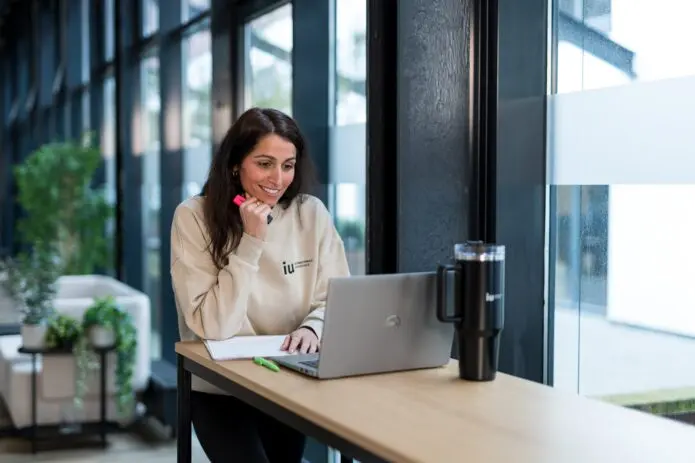 Woman sitting at desk laptop IU-bottle
