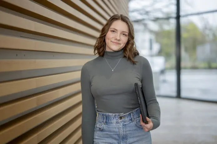 young woman at Iu Campus Munich smiling
