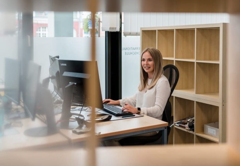 IU Dozentin im eigenen Büro