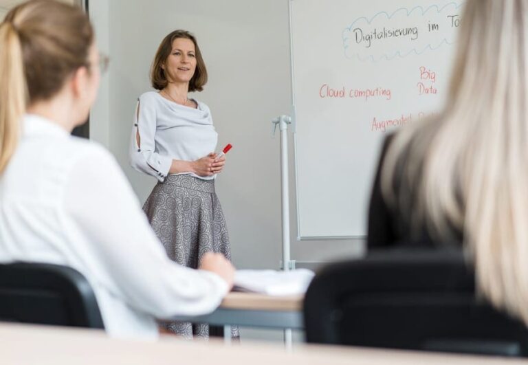 Dozentin lehrt ihre Klasse