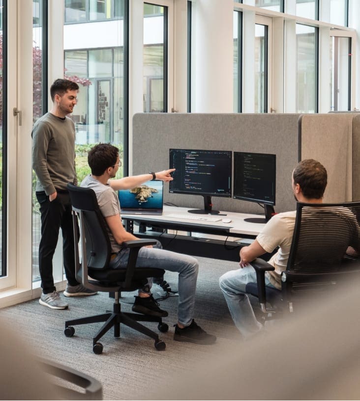 IU Studenten beraten sich gegenseitig