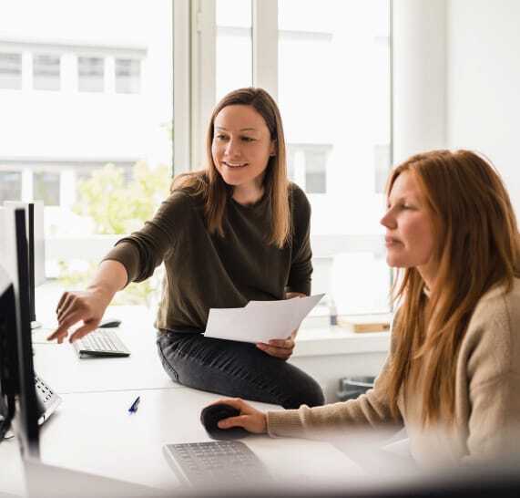 IU Marketing Mitarbeiterinnen arbeiten gemeinsam am Projekt