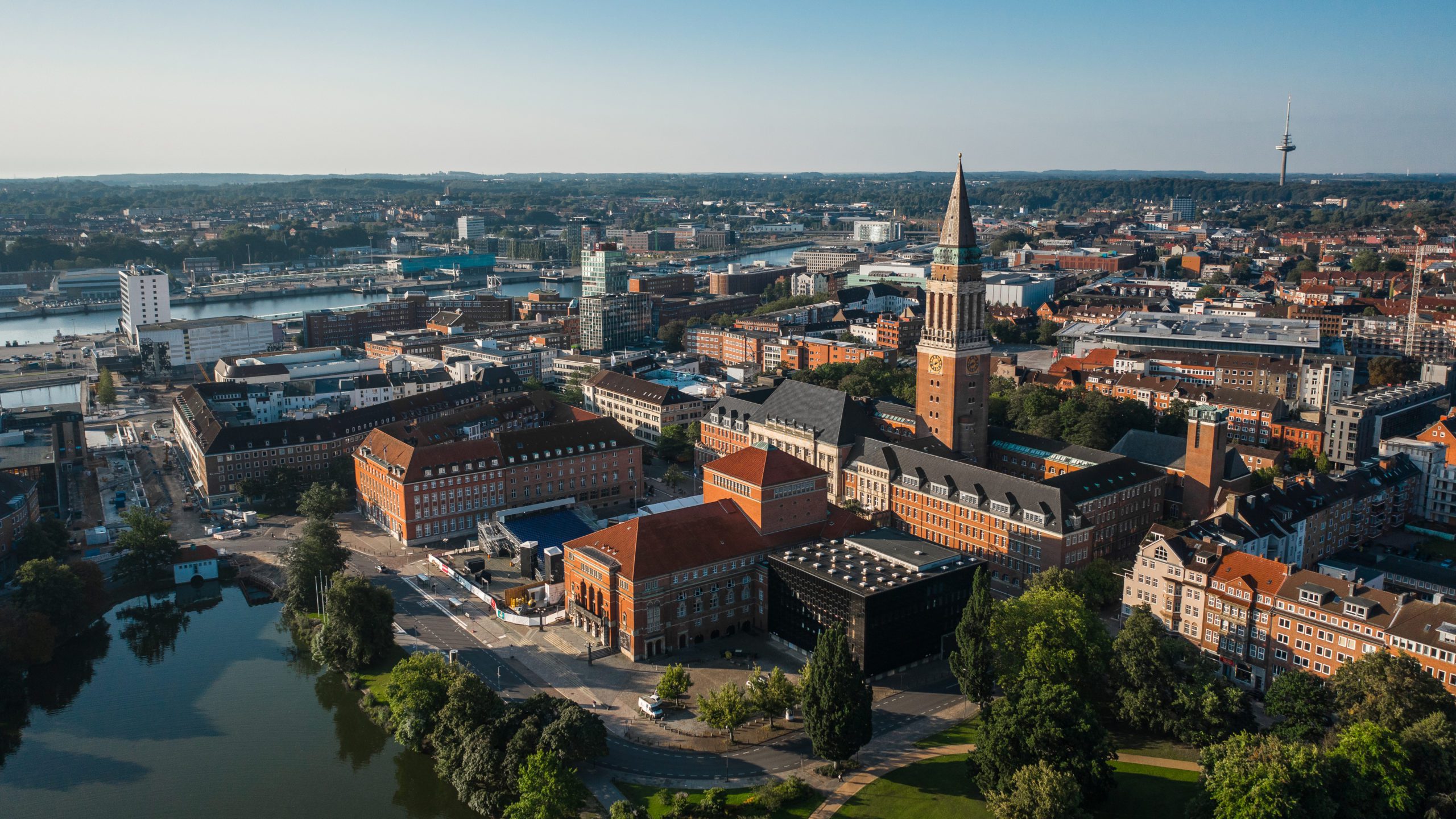 Genieße den Charme der Kieler Innenstadt, mit Blick aufs Meer und der sanften Brise im Gesicht. Die Landeshauptstadt bietet neben vielen wunderschönen Gebäuden und Naturflächen, den Zugang zu der Ostsee und all ihren Vorzügen.