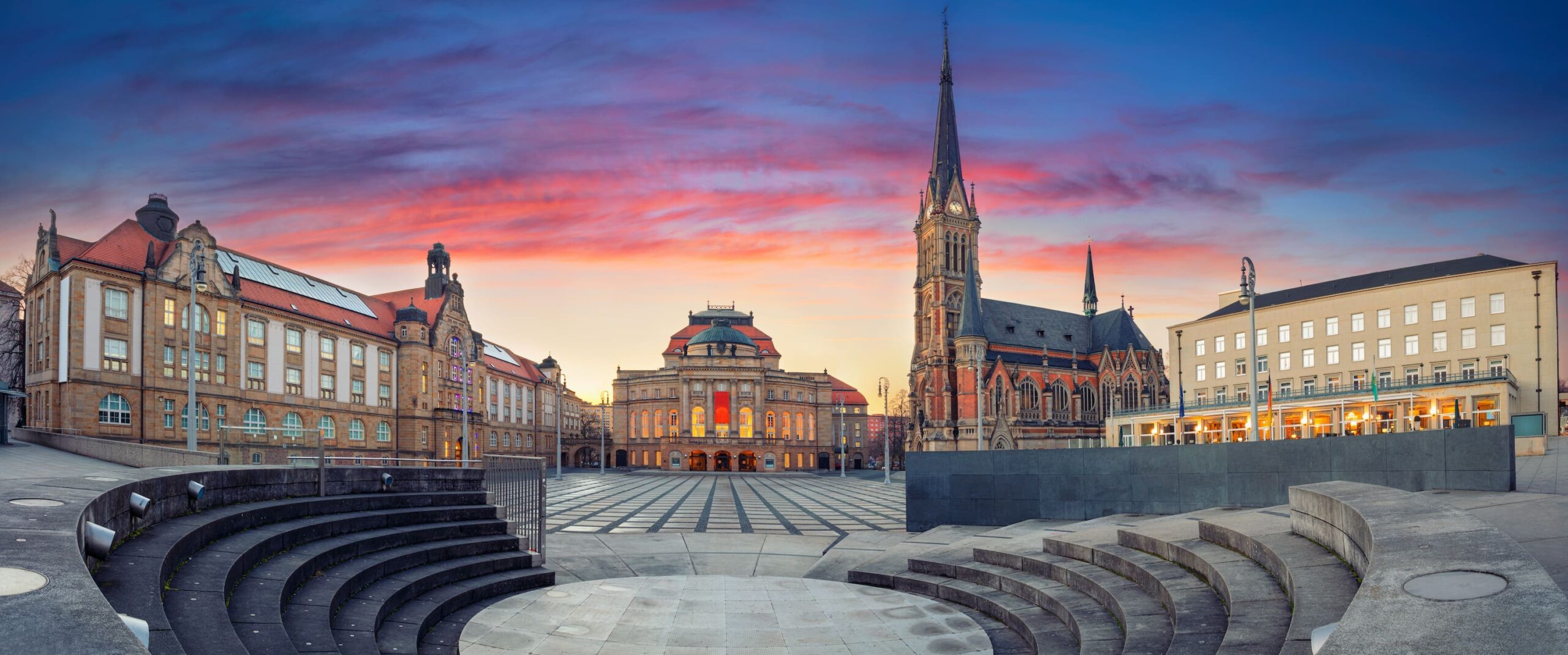 Starte jetzt Deine Karriere in der „Stadt der Moderne“ Chemnitz. Erlebe die faszinierende Architektur, die durch den starken Wandel geprägt und ausgebaut wurde und entdecke Orte, wie das Wasserschloss Klaffenbach, das sächsische Industriemuseum oder das Karl-Marx-Monument.