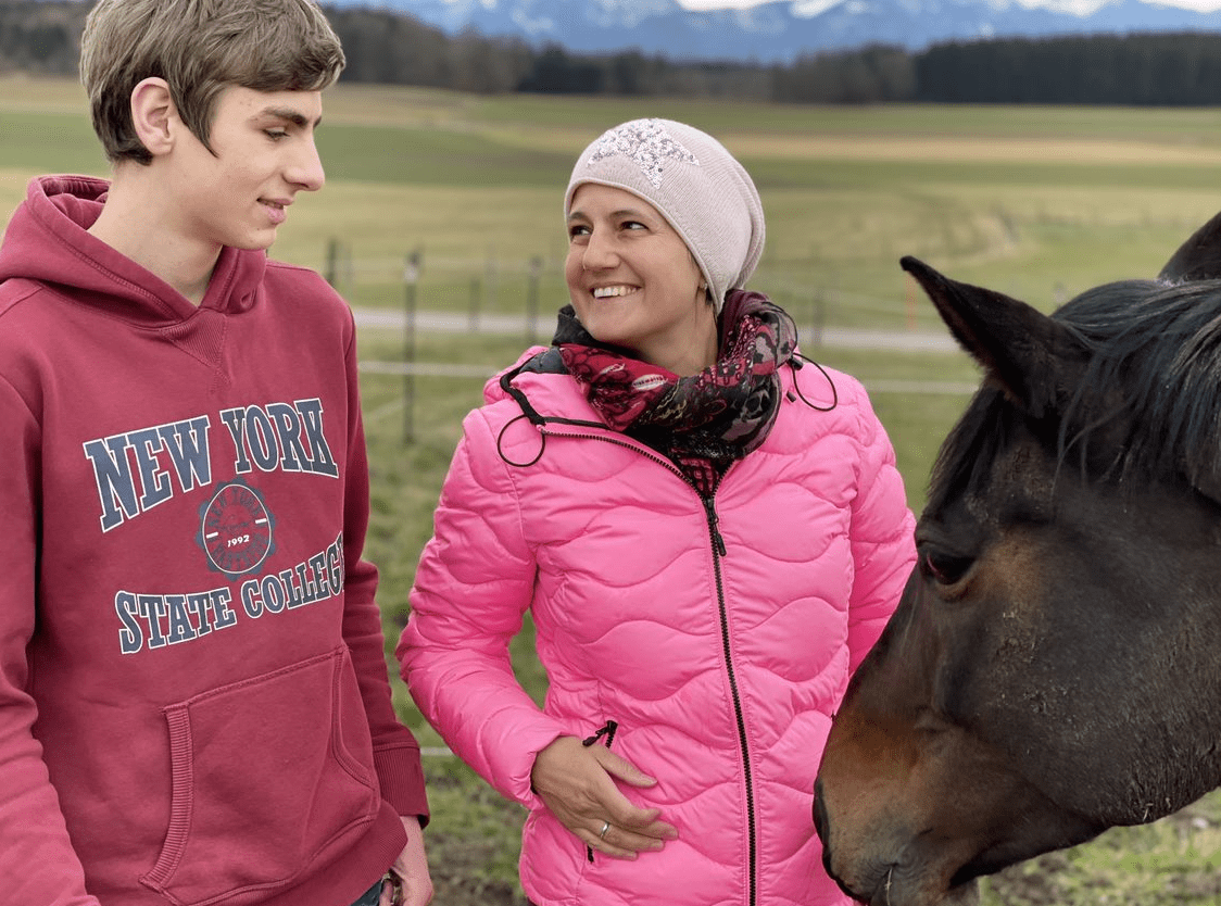 Caro mit Sohn und Pferd