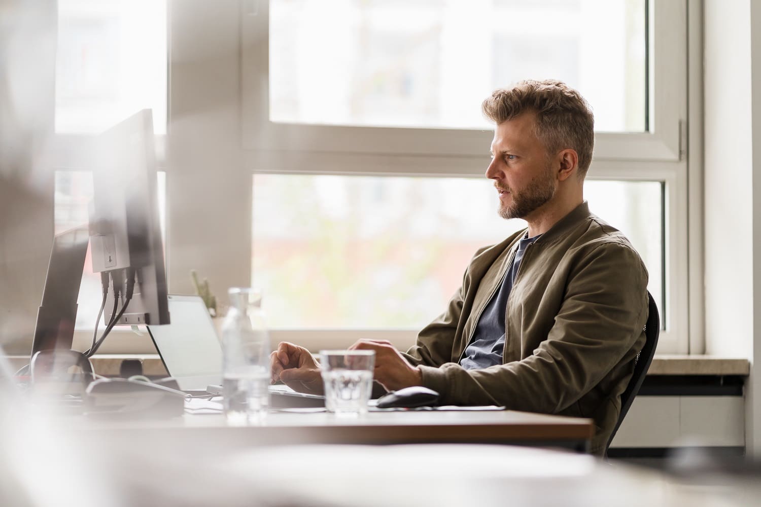 Kollege der IU am Laptop