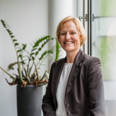 Dozentin sitzt am Fenster