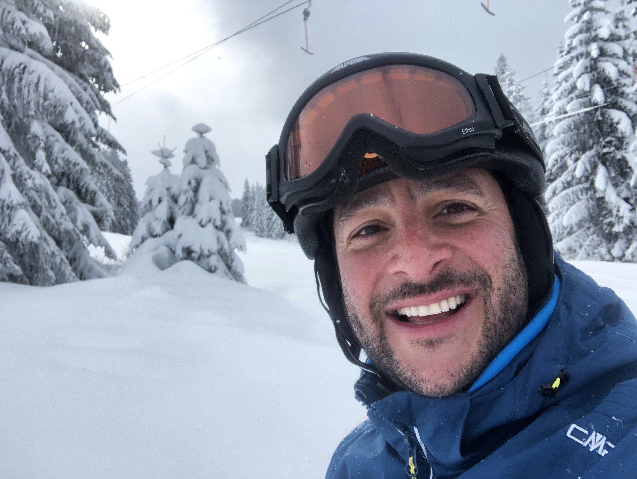 Ausgleich zur Arbeit findet Angelo beim Sport. Er liebt zum Beispiel das Snowboarden in den Bergen.