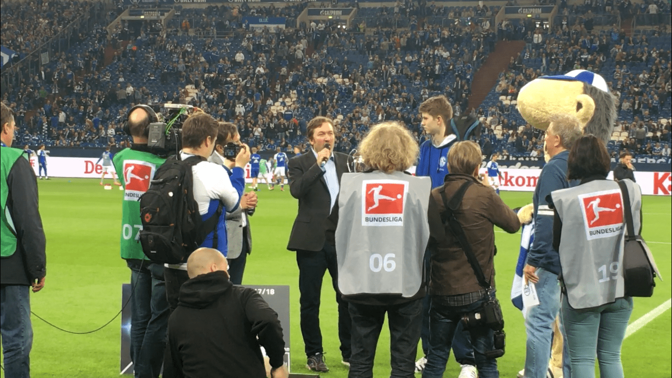 Hier sieht man Thorsten in Aktion auf Schalke bei der Pokalübergabe der NGL Championship.