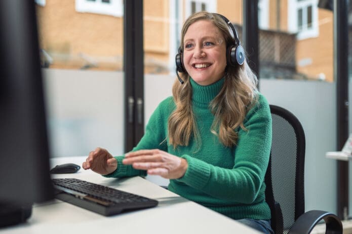 Kollegin aus dem Salesbereich im Call