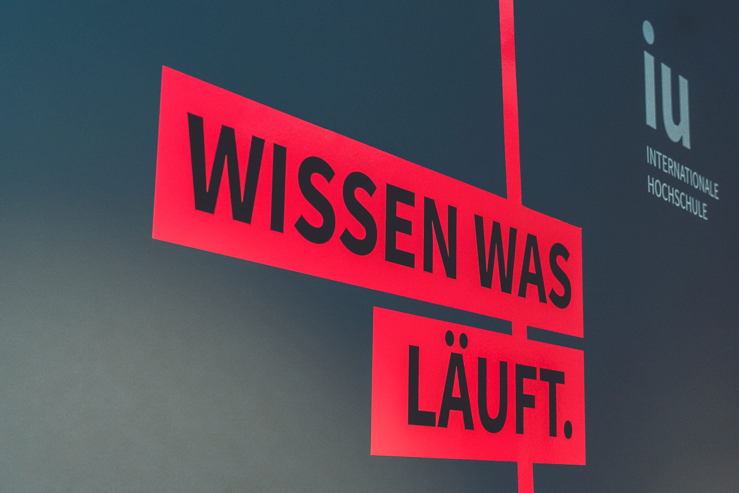 Forschung ist weit mehr als Theorie, sie gestaltet unsere Zukunft. An der IU Internationalen Hochschule (IU) wird wissenschaftliche Arbeit gezielt gefördert, um neue Erkenntnisse zu gewinnen, Impulse für die Lehre zu setzen und Innovationen in die Praxis zu bringen. Dieser Beitrag gibt einen Überblick über die vielfältigen Fördermöglichkeiten und zeigt, wie eng Forschung und Lehre an der IU miteinander verknüpft sind.