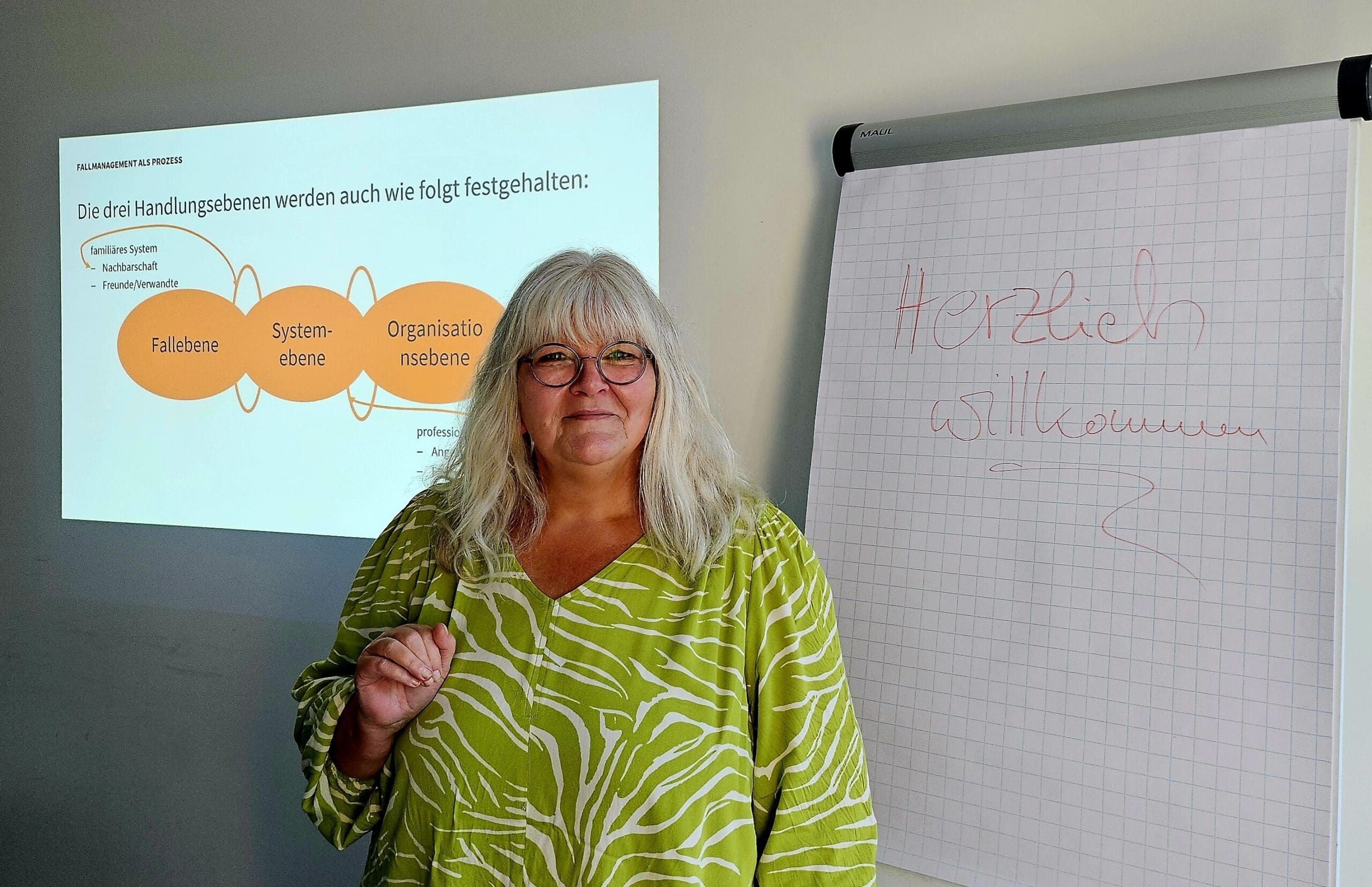 Elisabeth Pieta hält eine Vorlesung