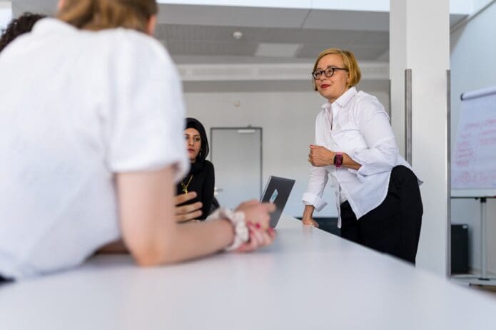 Professorin in der Vorlesung mit Studierenden
